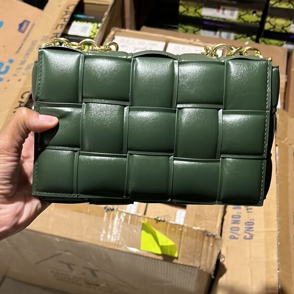 QUILTED SQUARE DESIGN CHAIN-LINK BAG - Picture 3 of 5